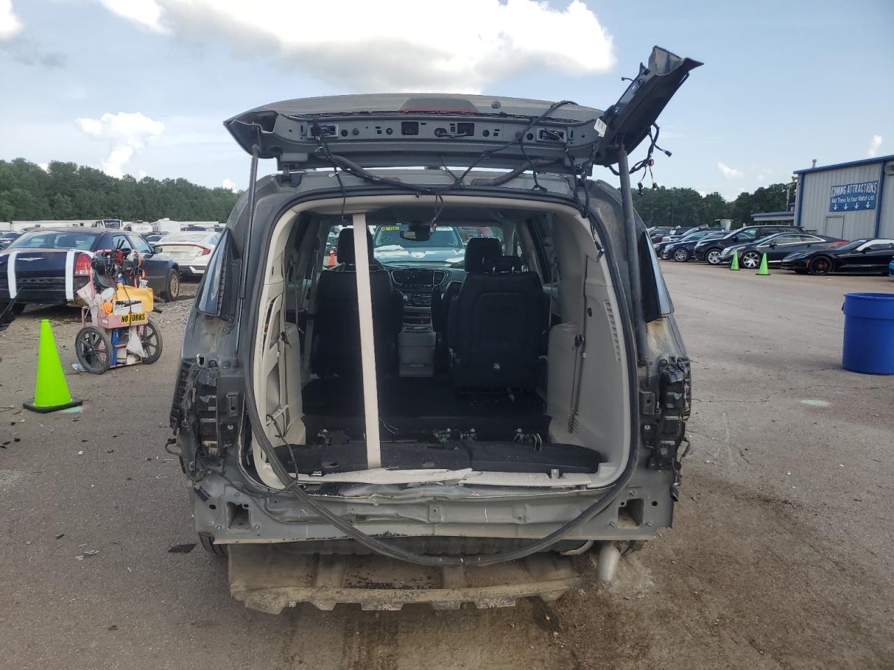 Chrysler Pacifica Touring L Image 5