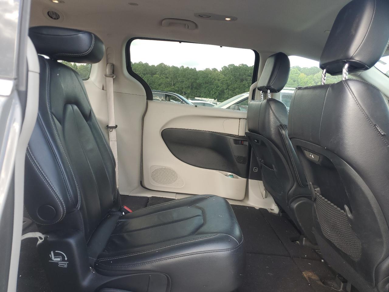 Chrysler Pacifica Touring L Image 9