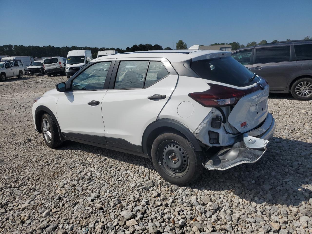 Nissan Kicks S Image 3