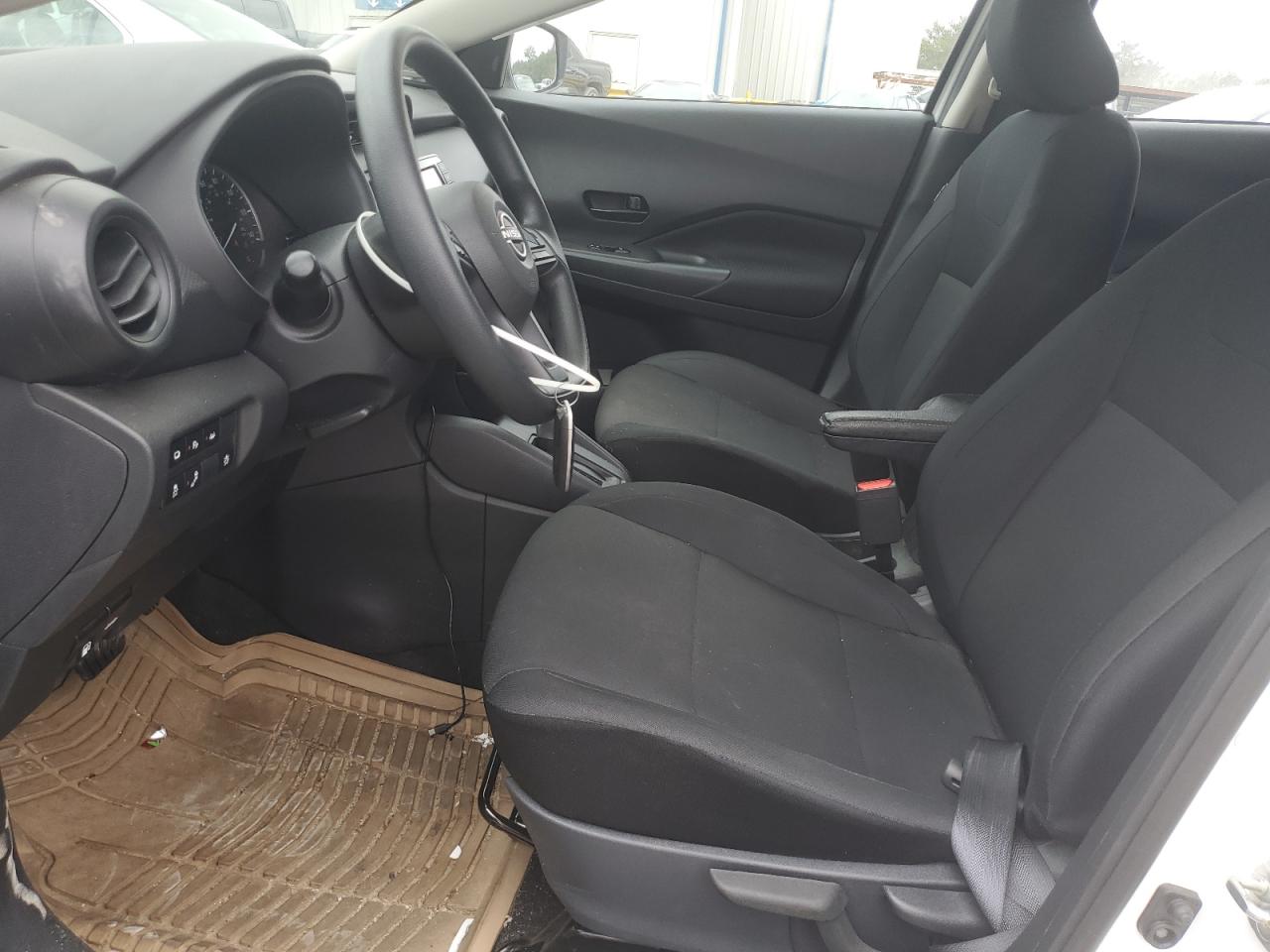 Nissan Kicks S Image 2