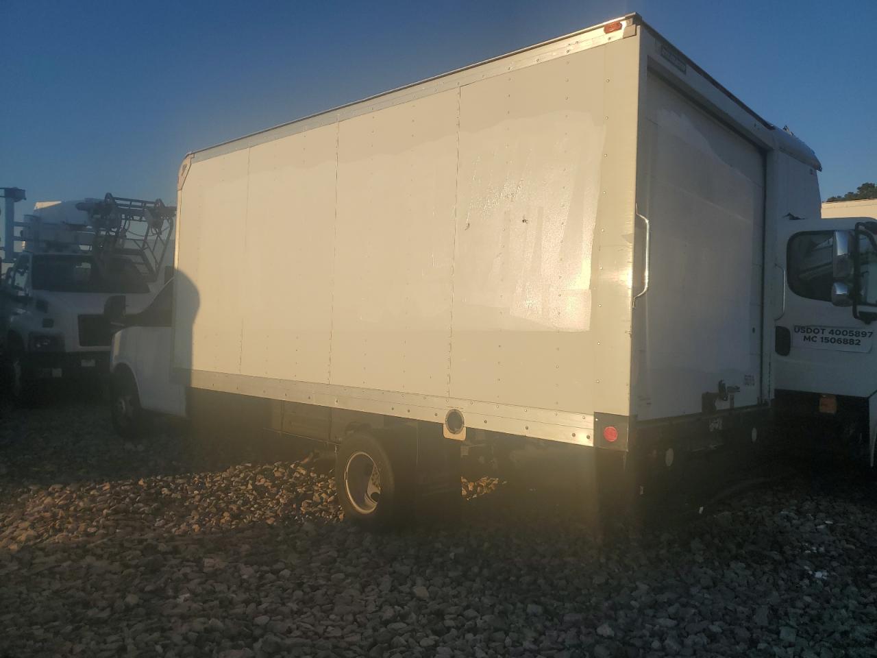 GMC Savana Cutaway G3500 Image 8