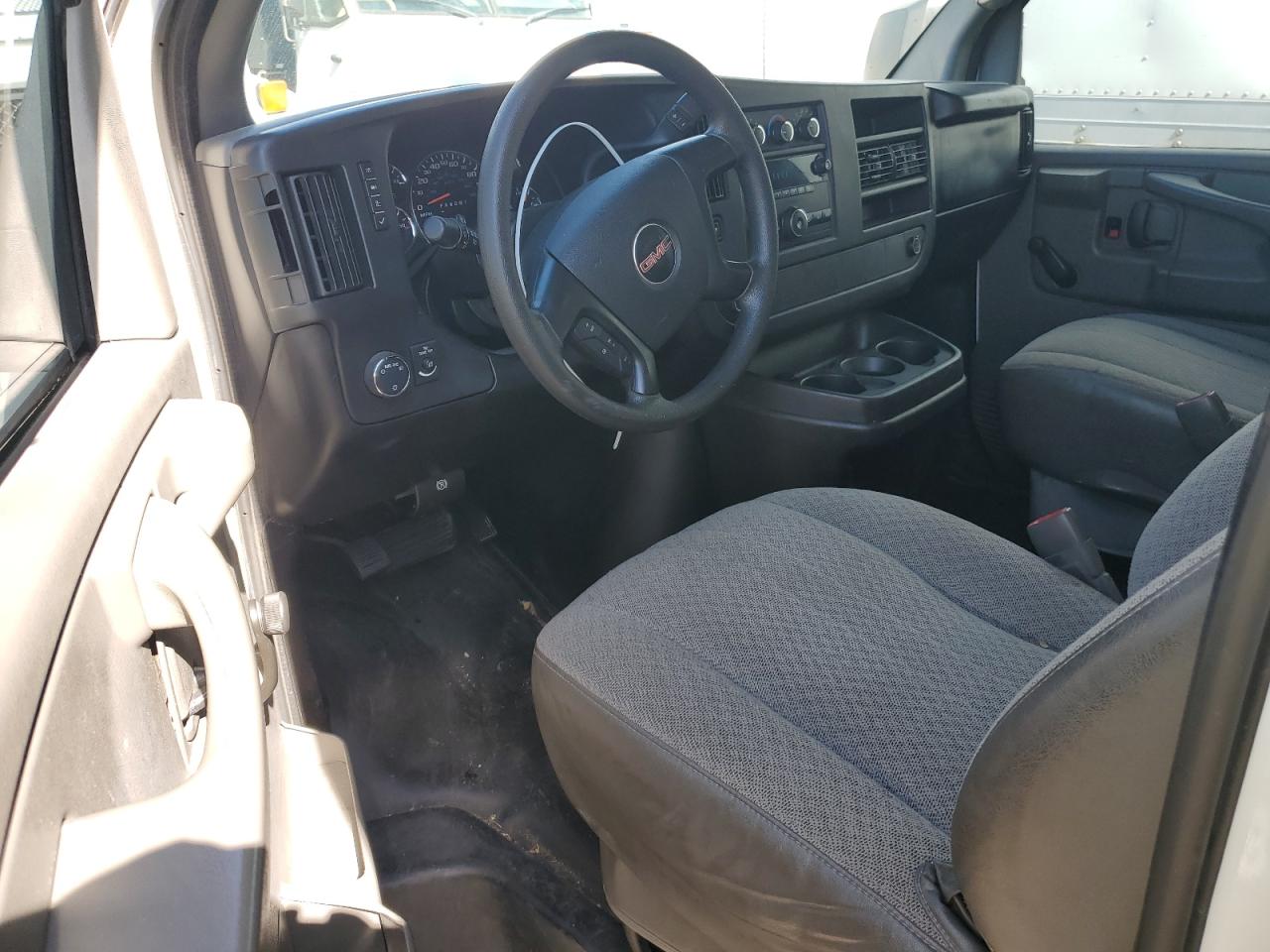 GMC Savana Cutaway G3500 Image 9