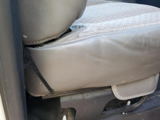 GMC Savana Cutaway G3500 Image 12