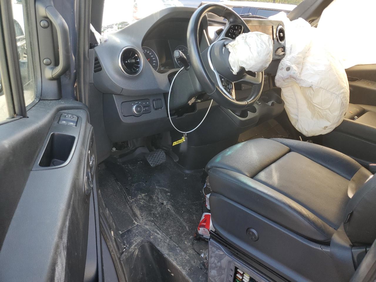 Mercedes-Benz Sprinter 2500 Image 10