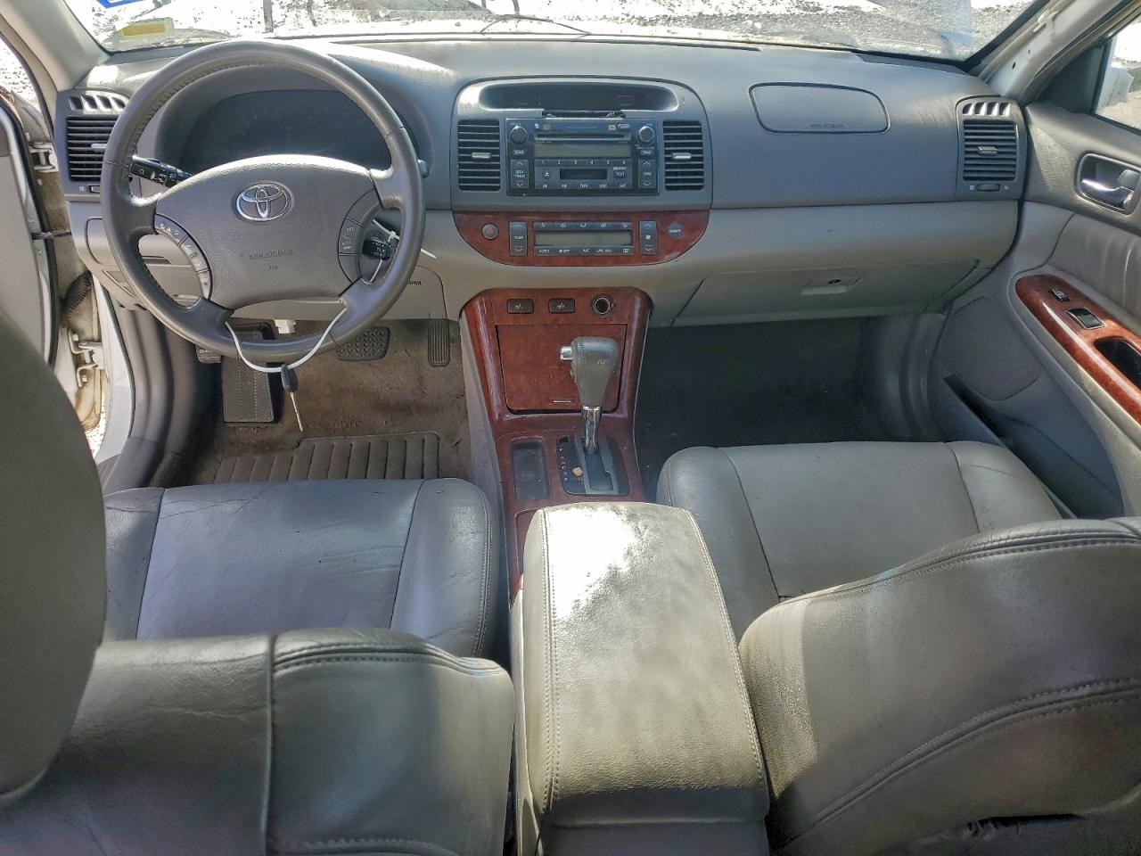 Toyota Camry Le Image 11