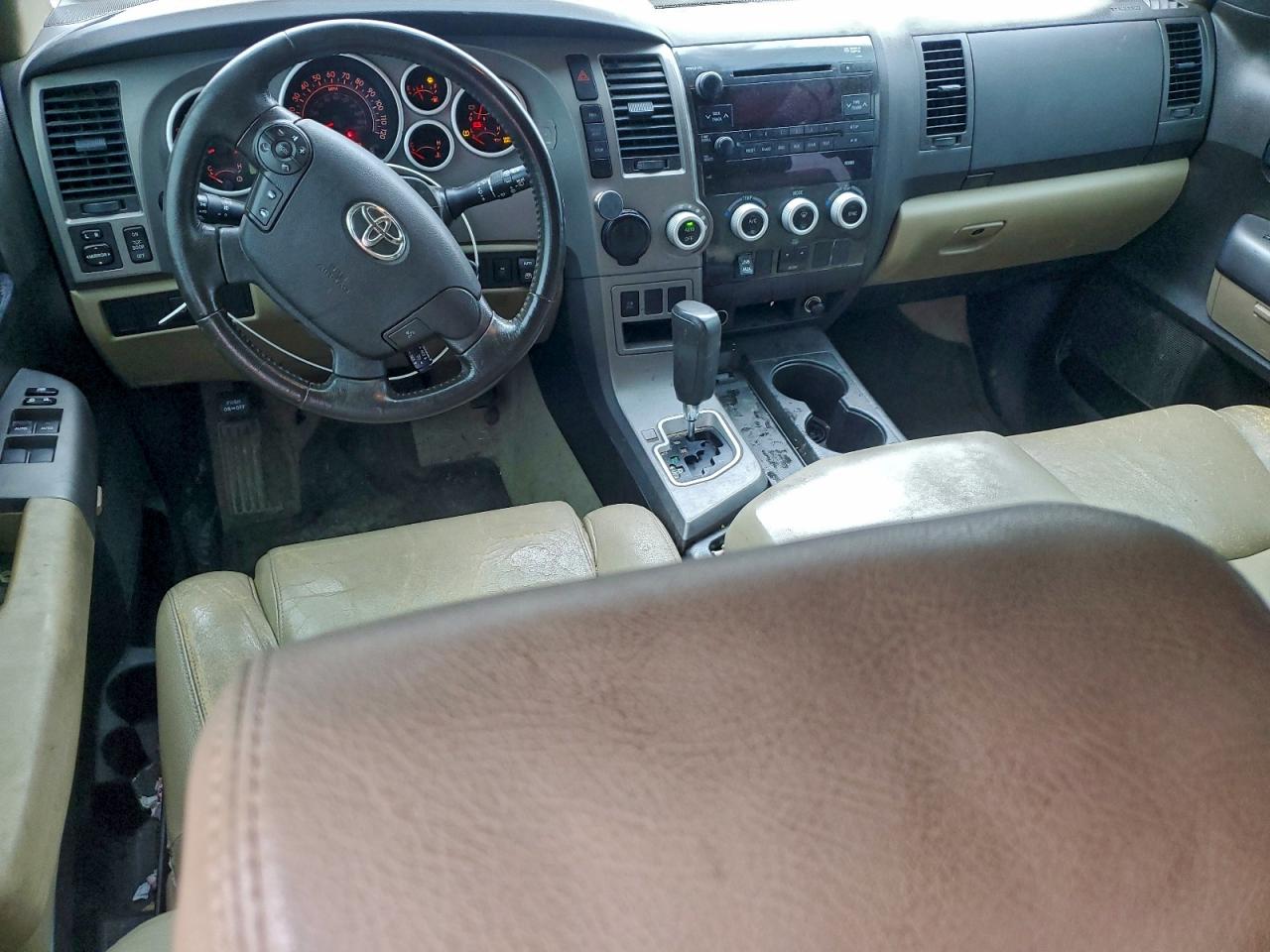 Toyota Sequoia Sr5 Image 6