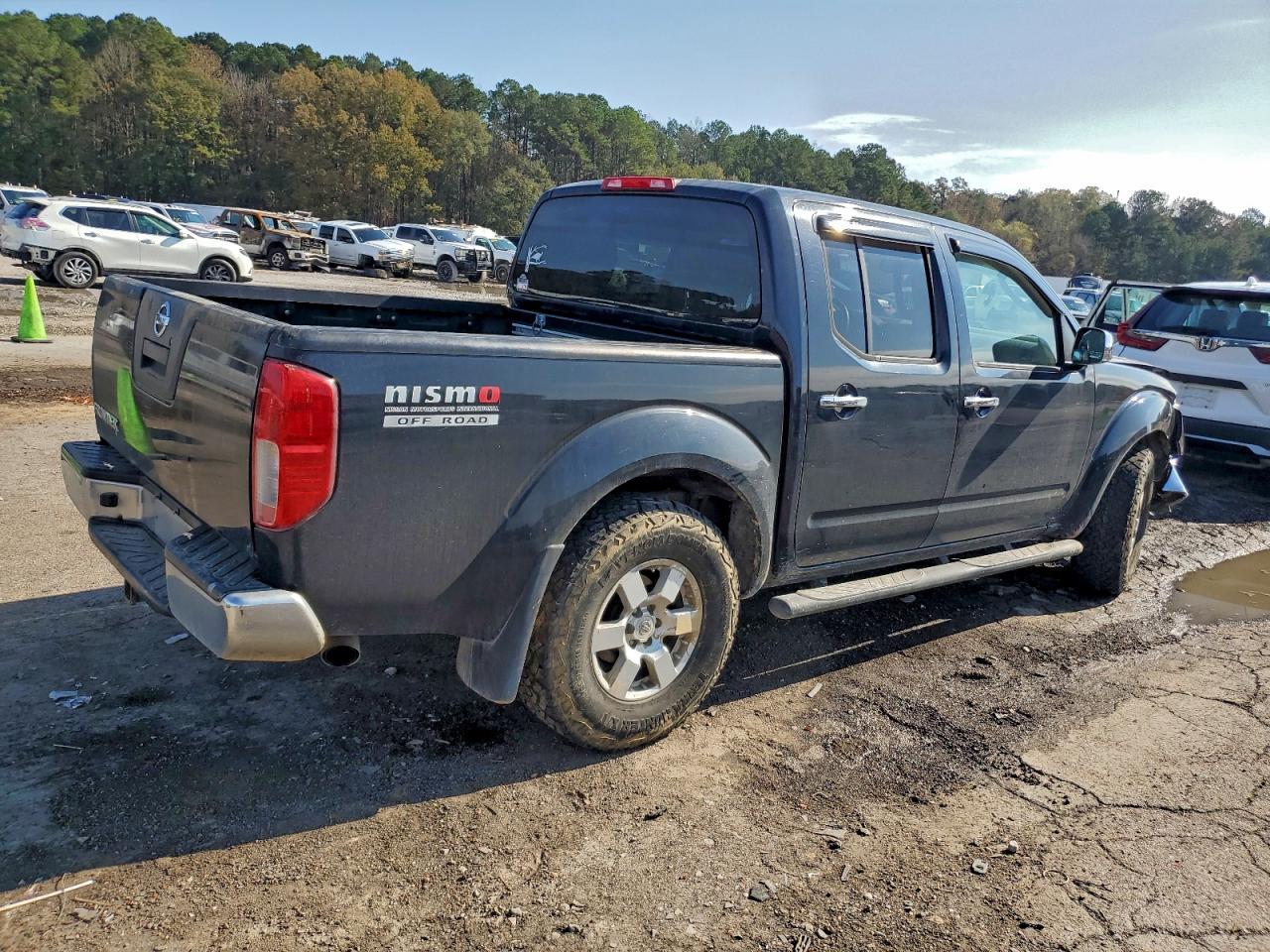 Nissan Frontier Crew Cab Le Image 3