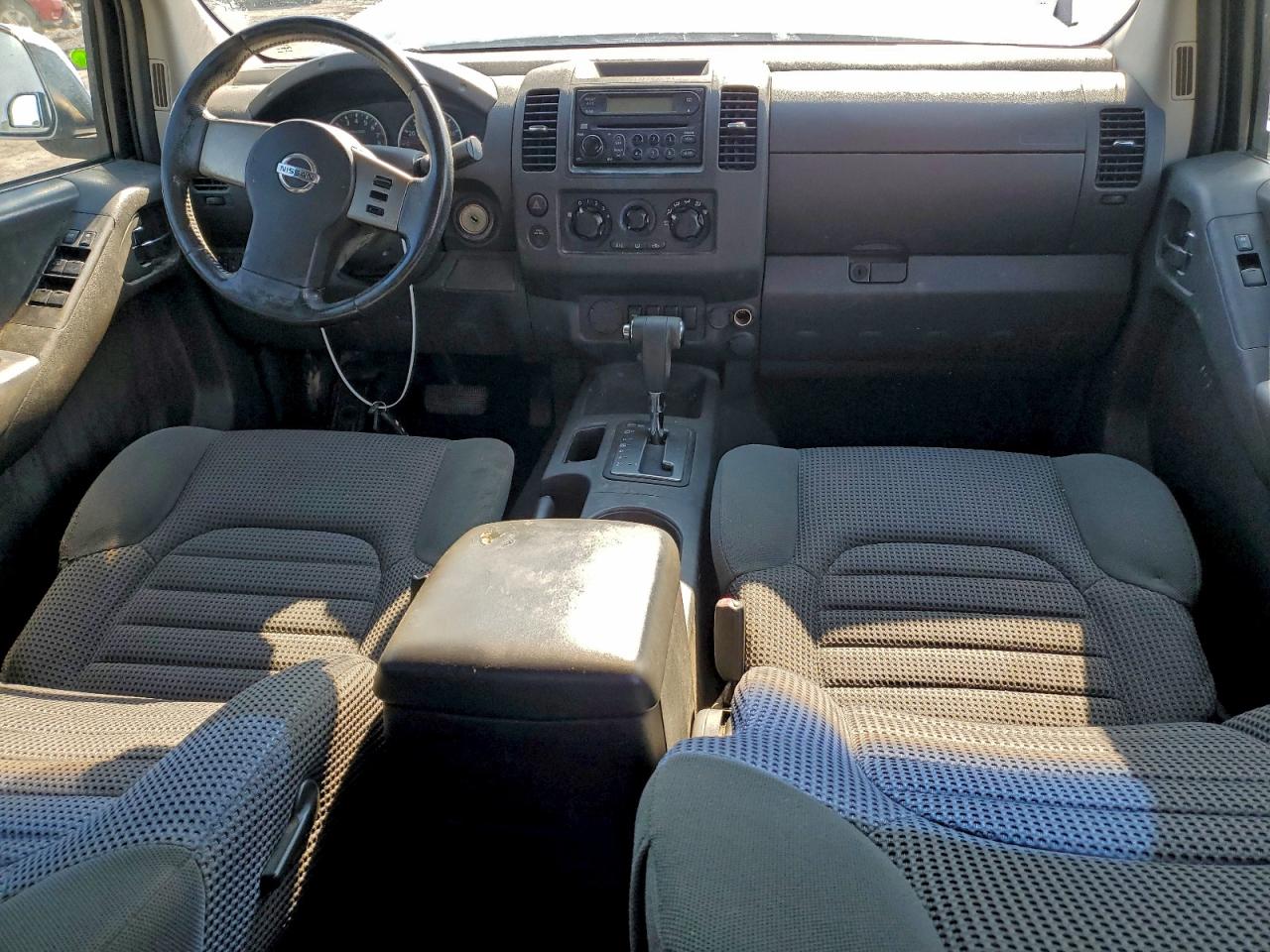 Nissan Frontier Crew Cab Le Image 9