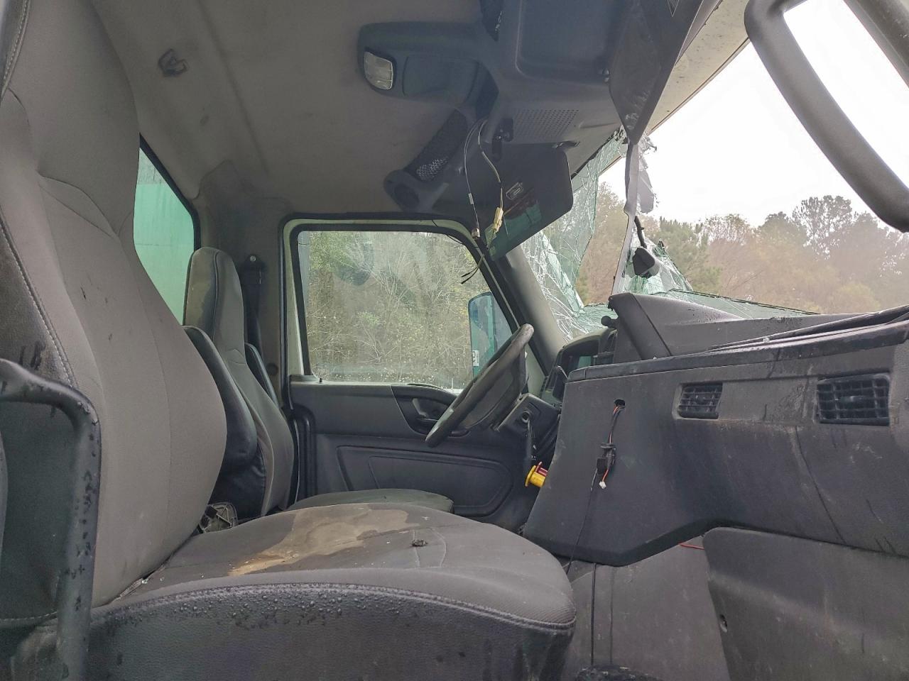 International Lt625 Image 3