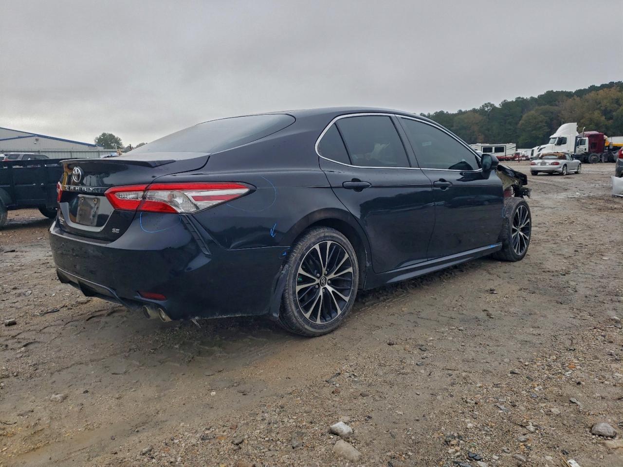 Toyota Camry L Image 6