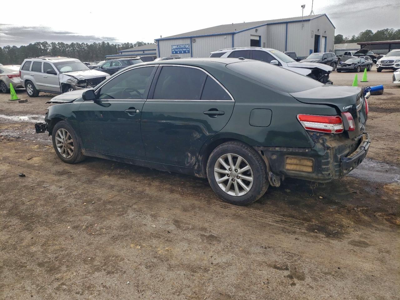 Toyota Camry Base Image 2