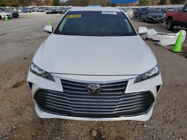 Toyota Avalon Xle Image 3
