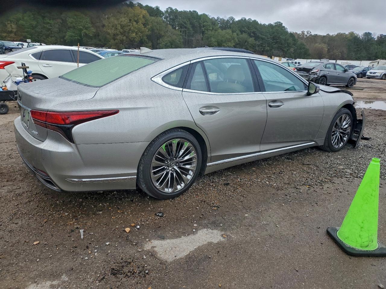 Lexus LS 500 Base Image 8
