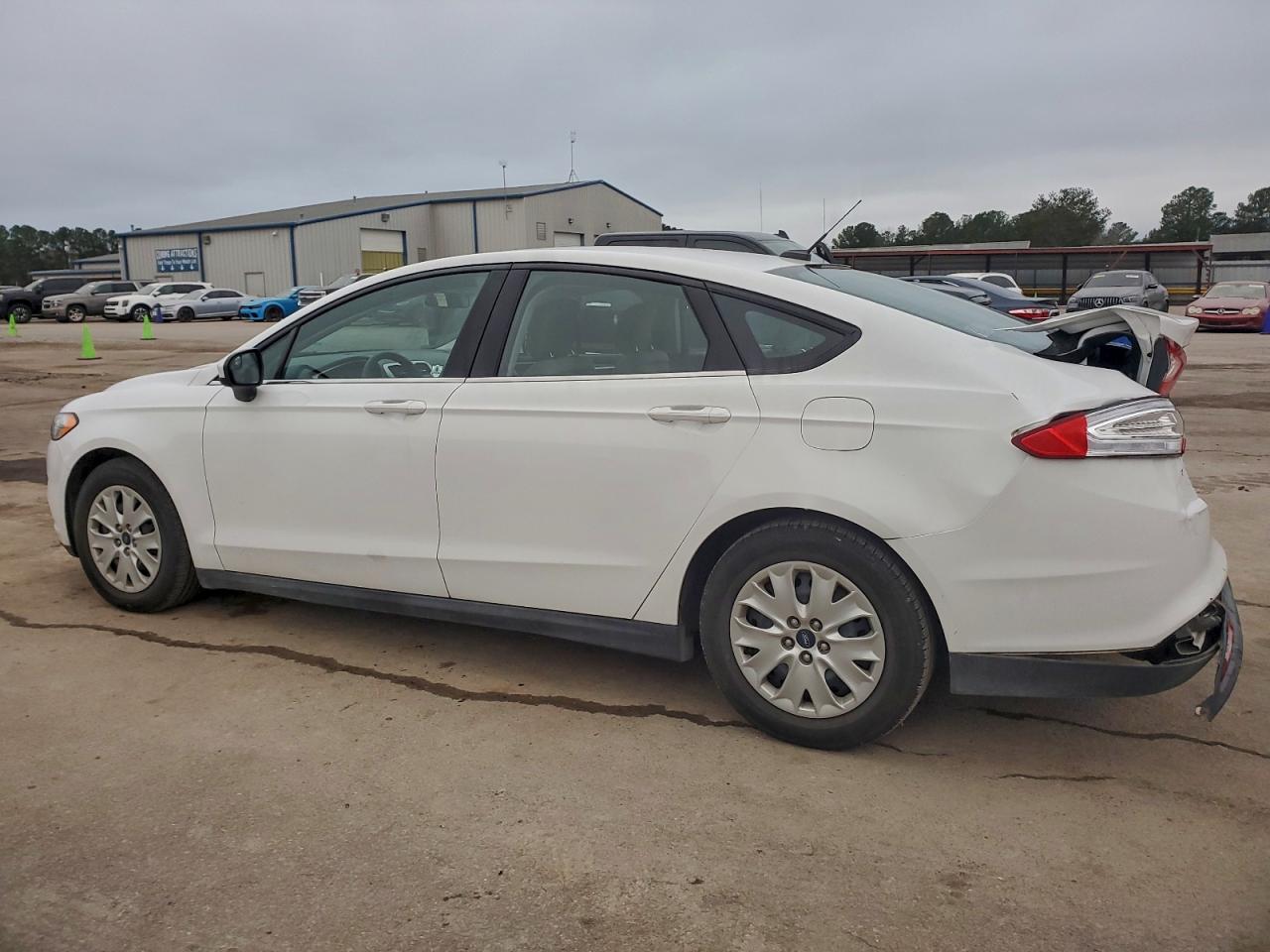 Ford Fusion S Image 5
