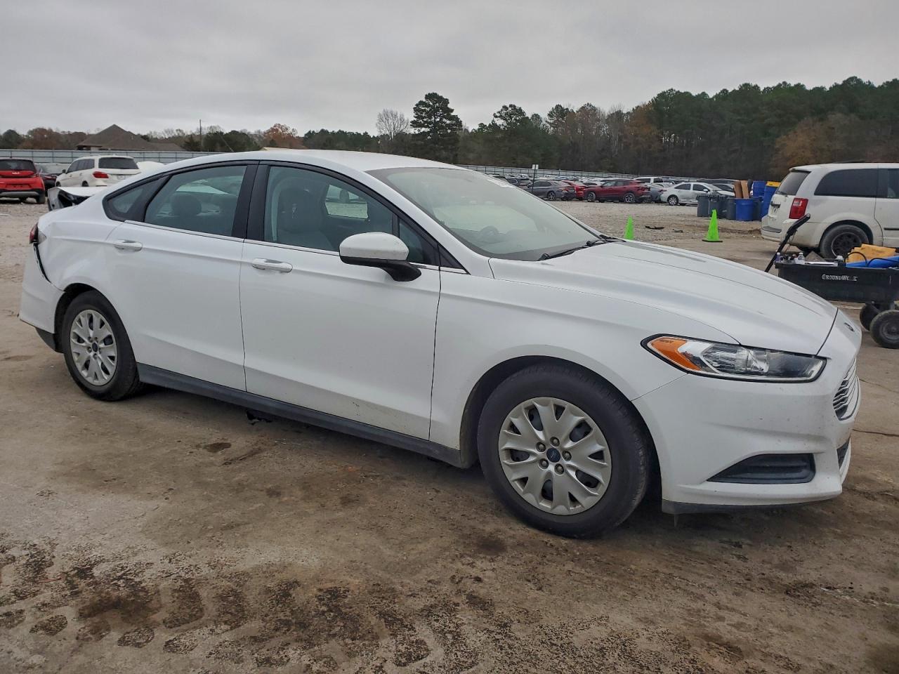 Ford Fusion S Image 6