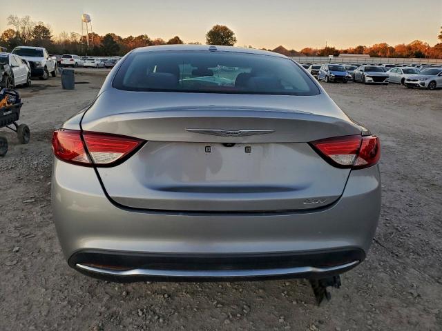 Chrysler 200 Limited Image 12