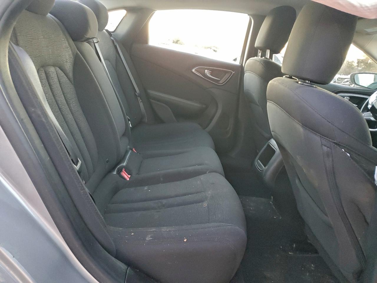 Chrysler 200 Limited Image 11