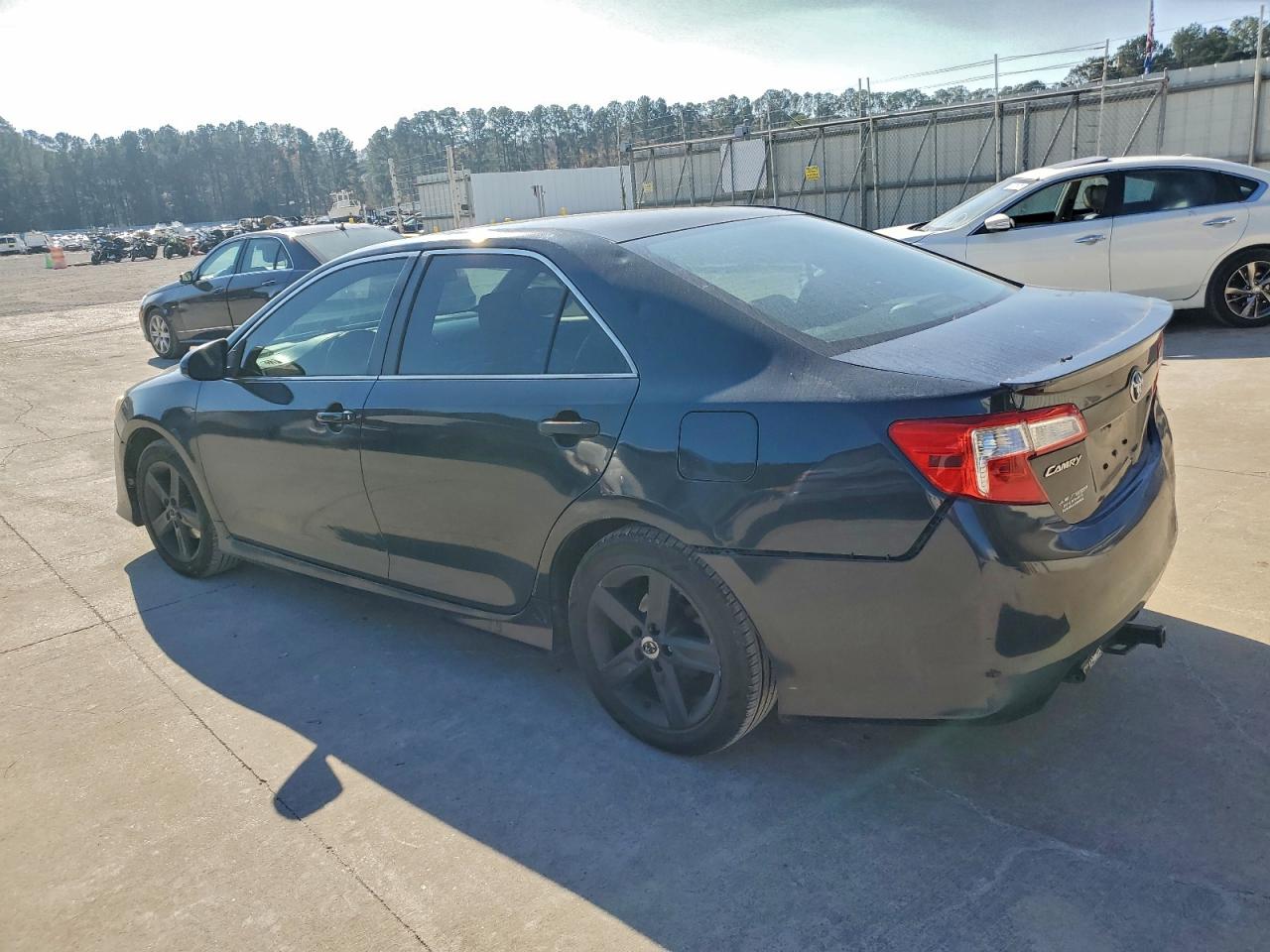 Toyota Camry L Image 5