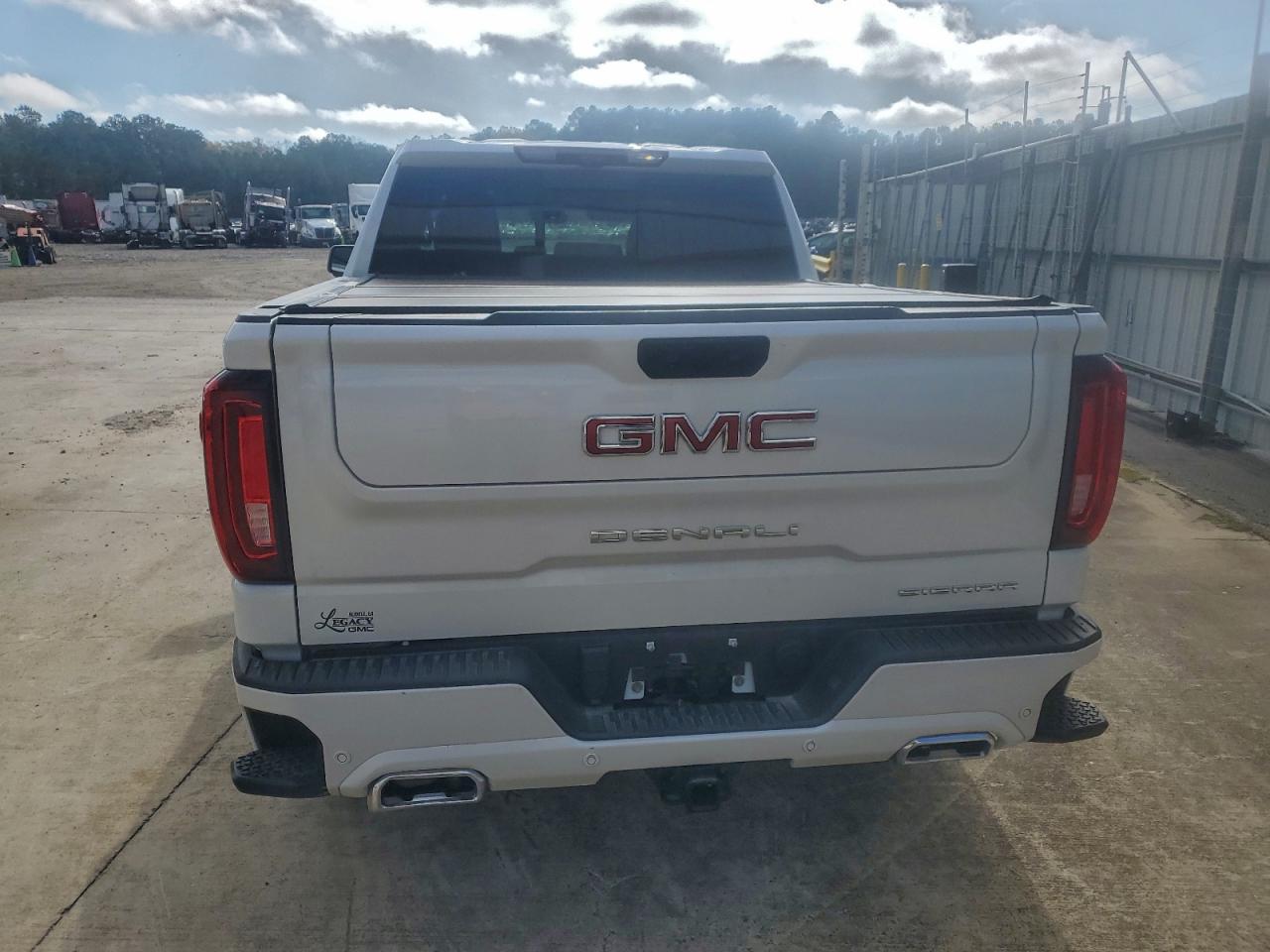 GMC Sierra C1500 Denali Image 11