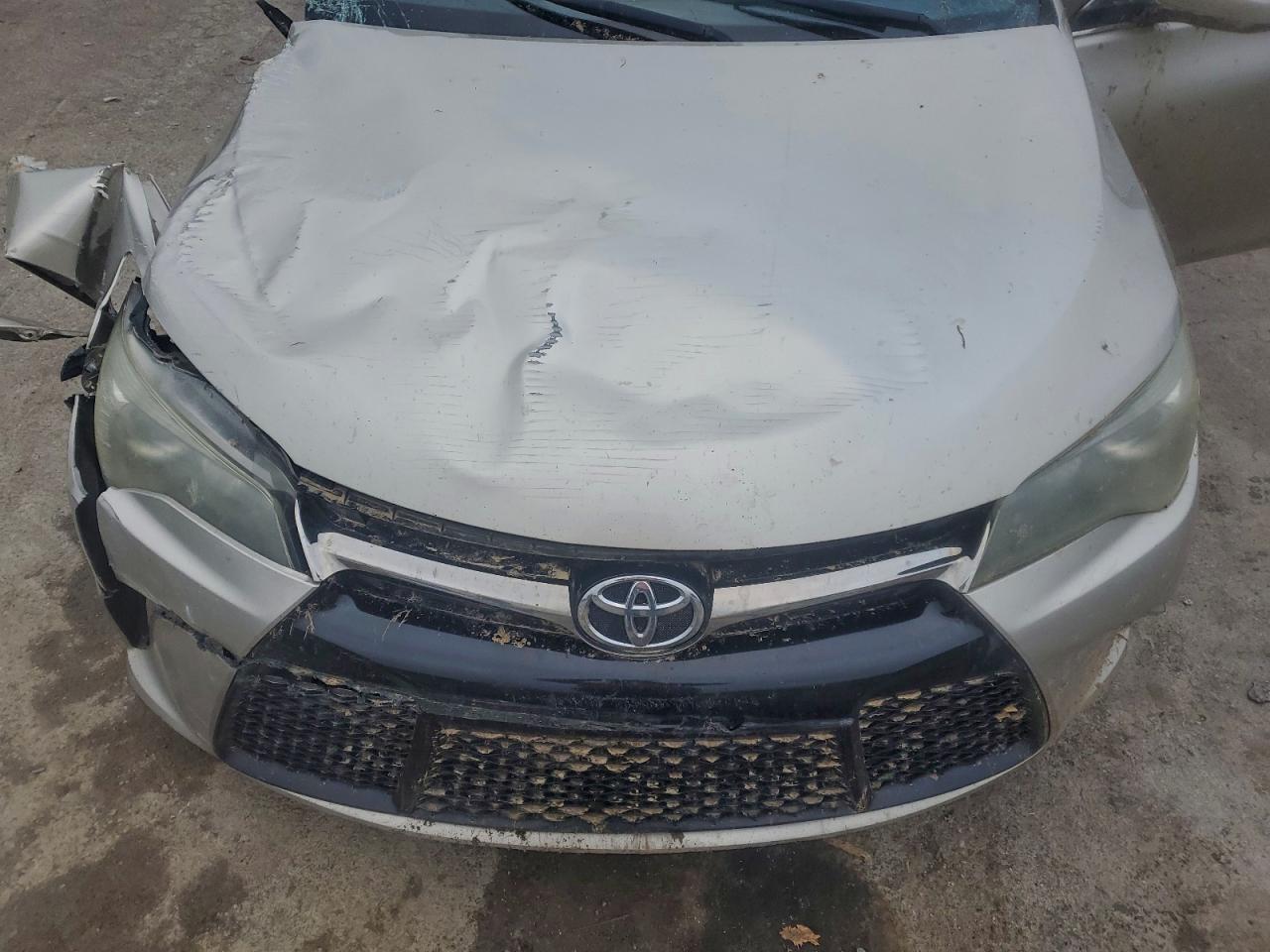 Toyota Camry Le Image 10