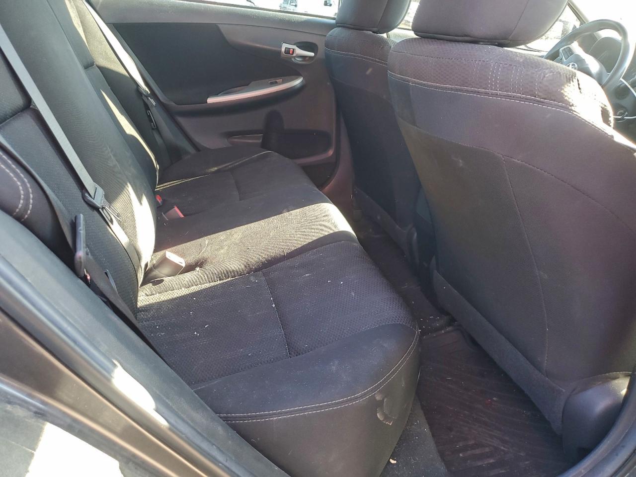 Toyota Corolla Base Image 8