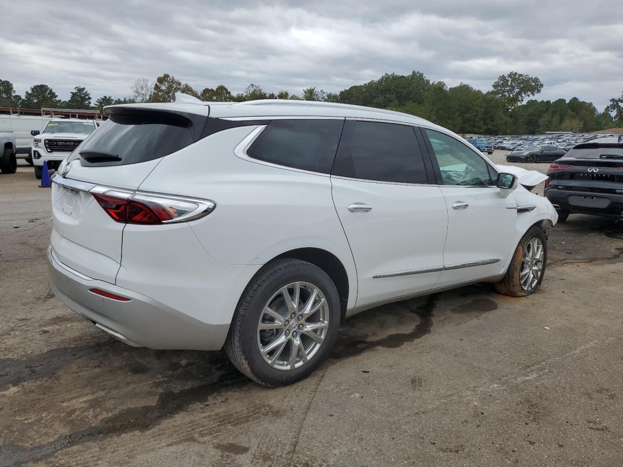 Buick Enclave Essence Image 3