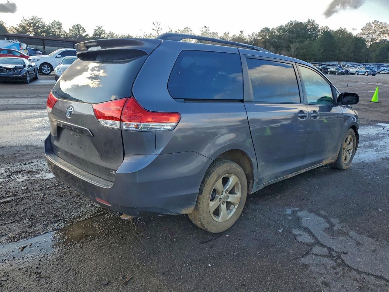 Toyota Sienna Le Image 9