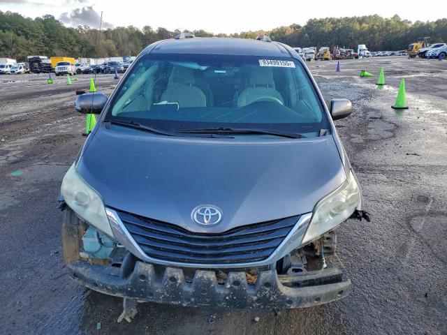 Toyota Sienna Le Image 8