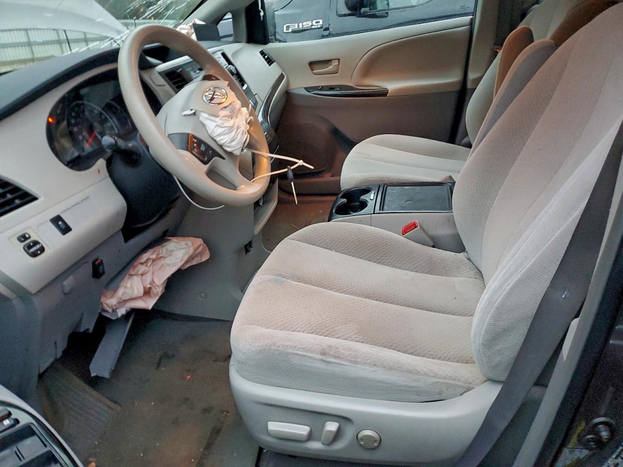 Toyota Sienna Le Image 11