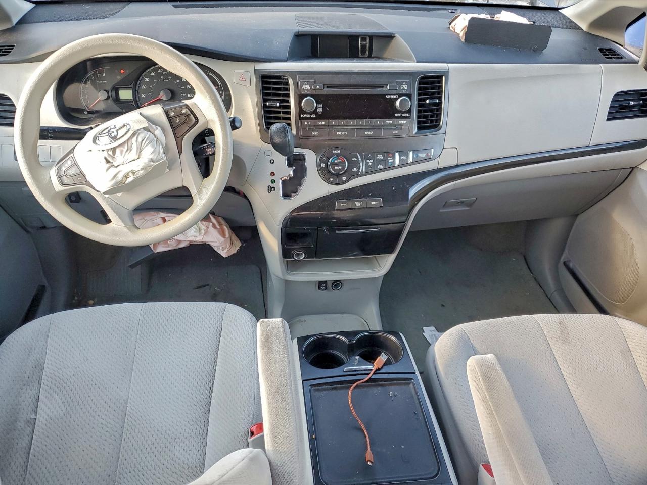 Toyota Sienna Le Image 2