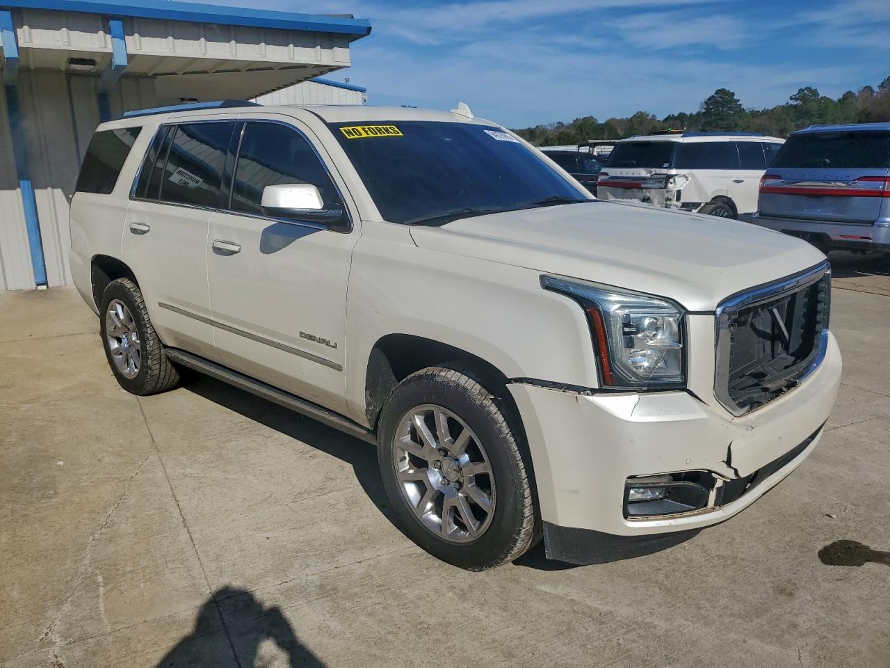 GMC Yukon Denali Image 5