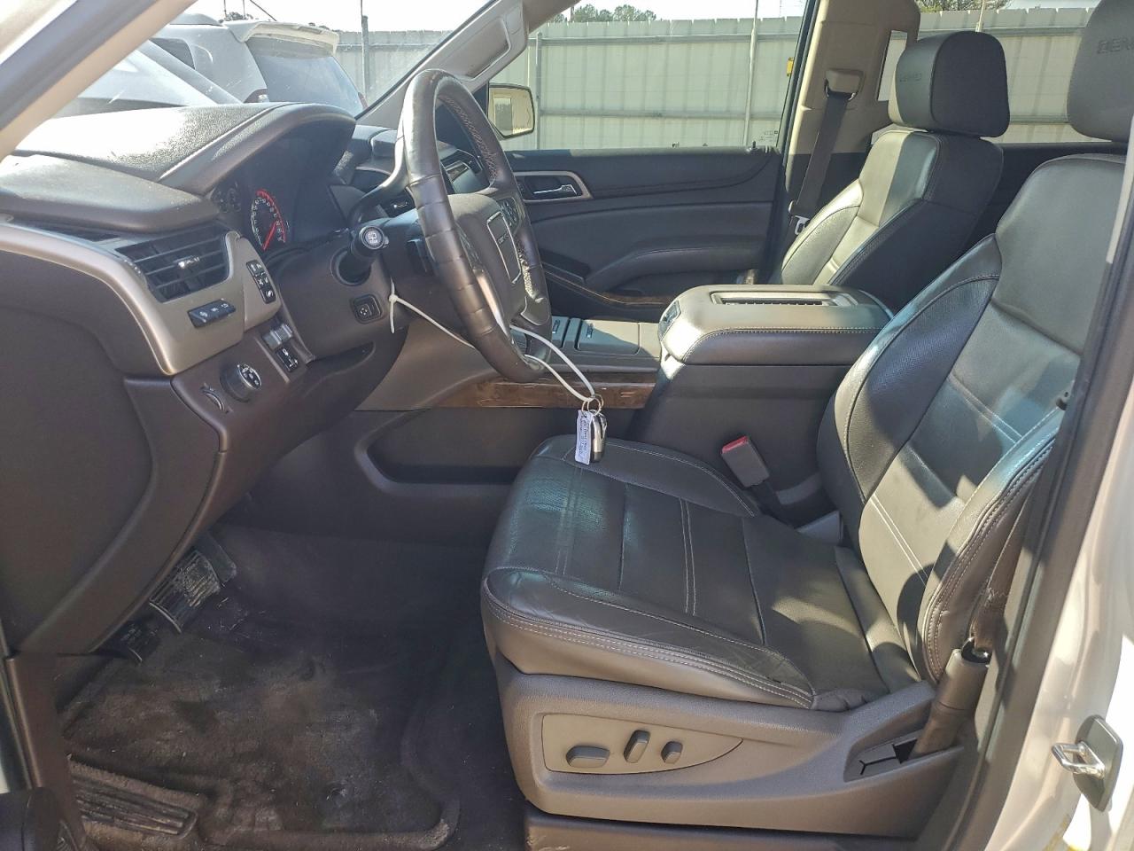 GMC Yukon Denali Image 11