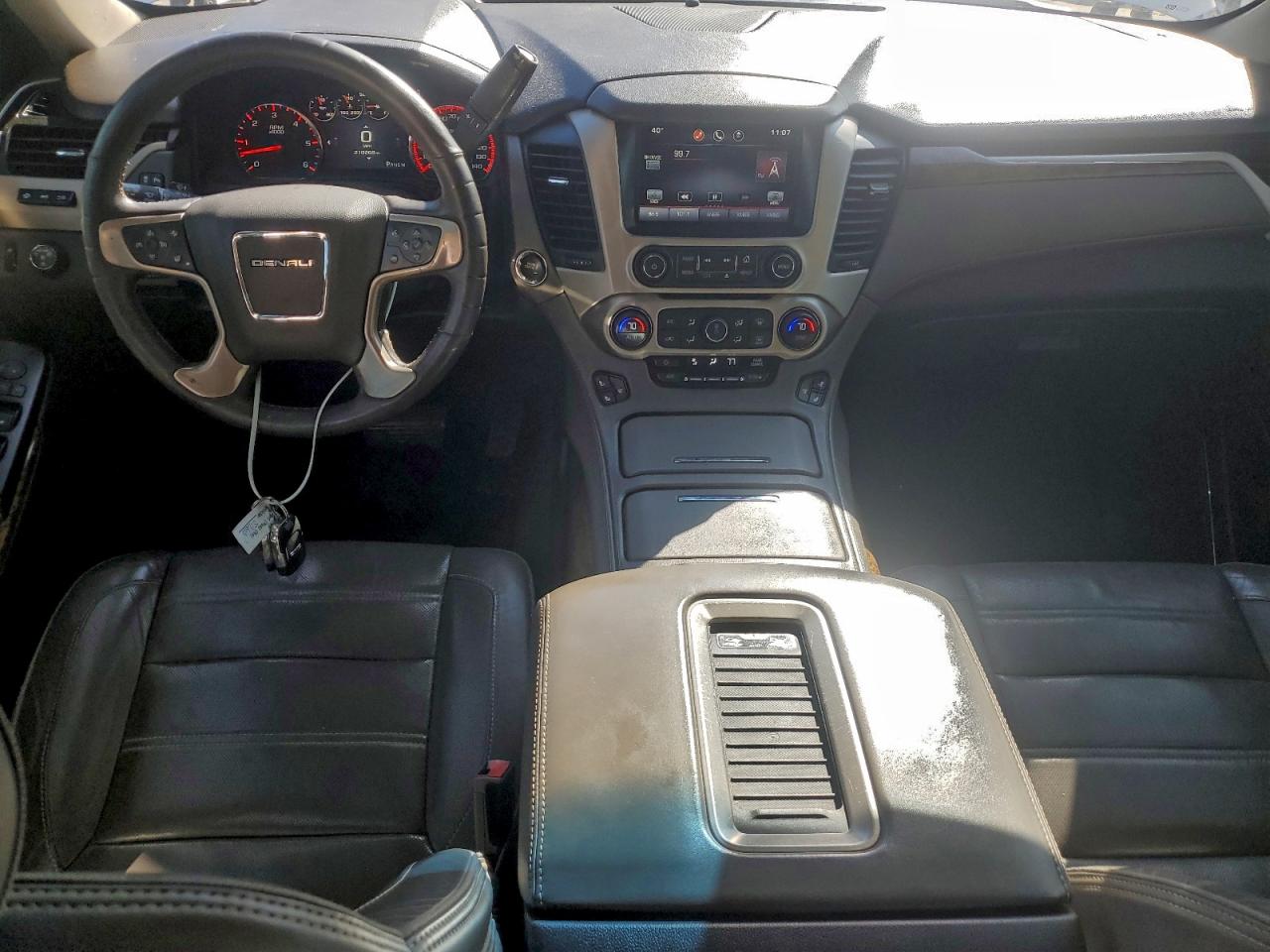 GMC Yukon Denali Image 3