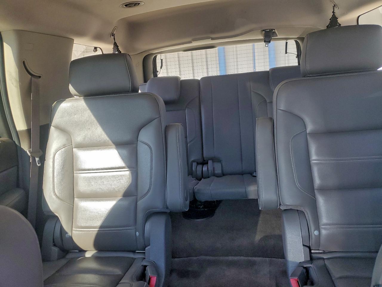 GMC Yukon Denali Image 12