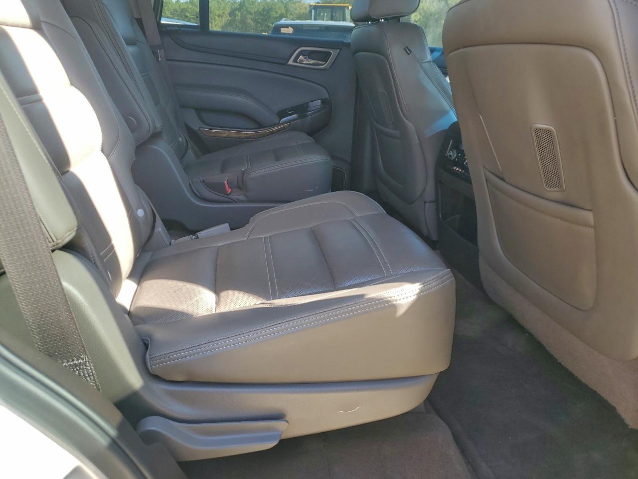 GMC Yukon Denali Image 6