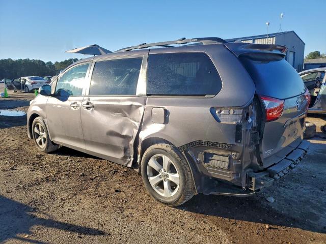 Toyota Sienna Le Image 7