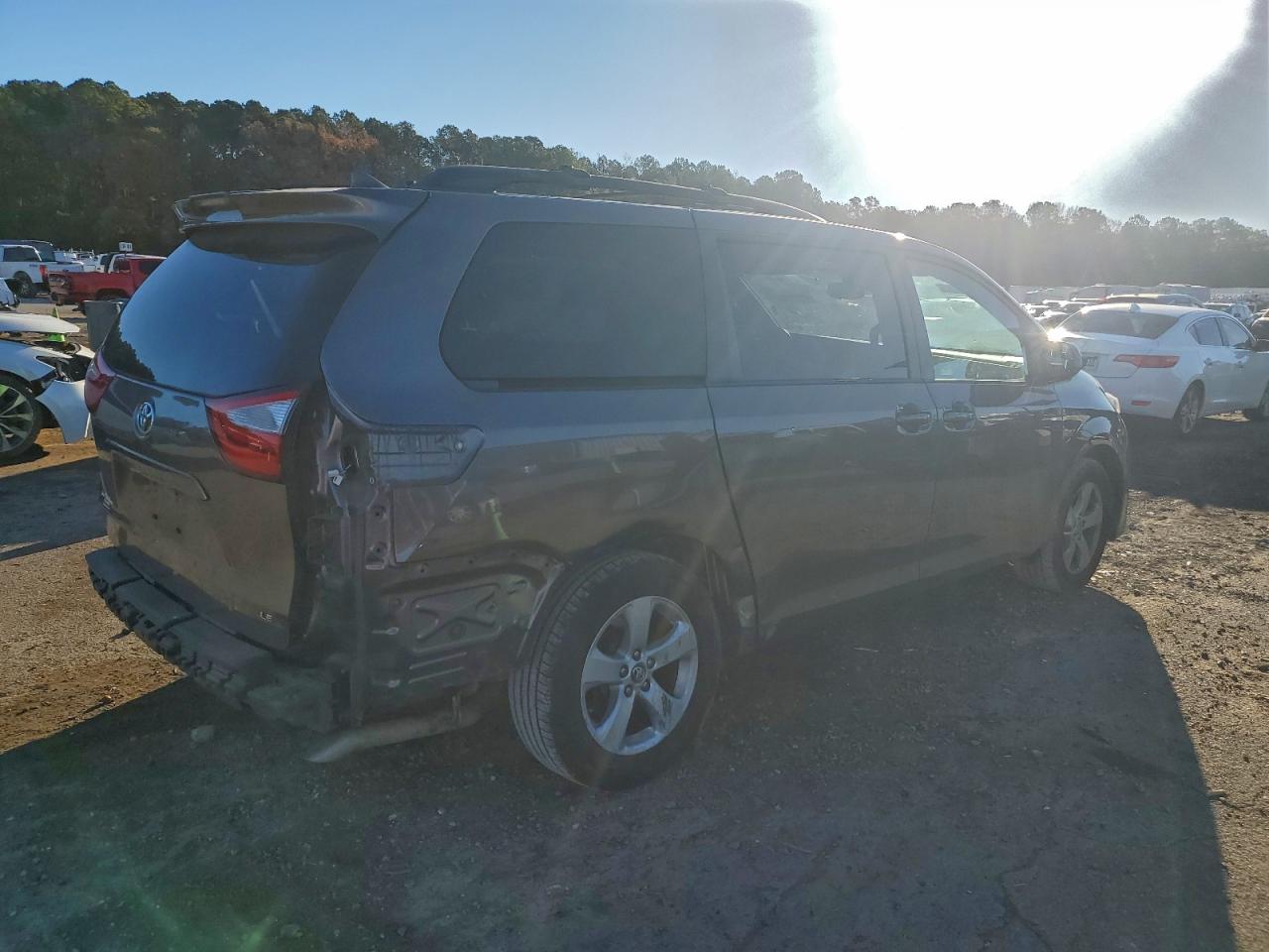 Toyota Sienna Le Image 11