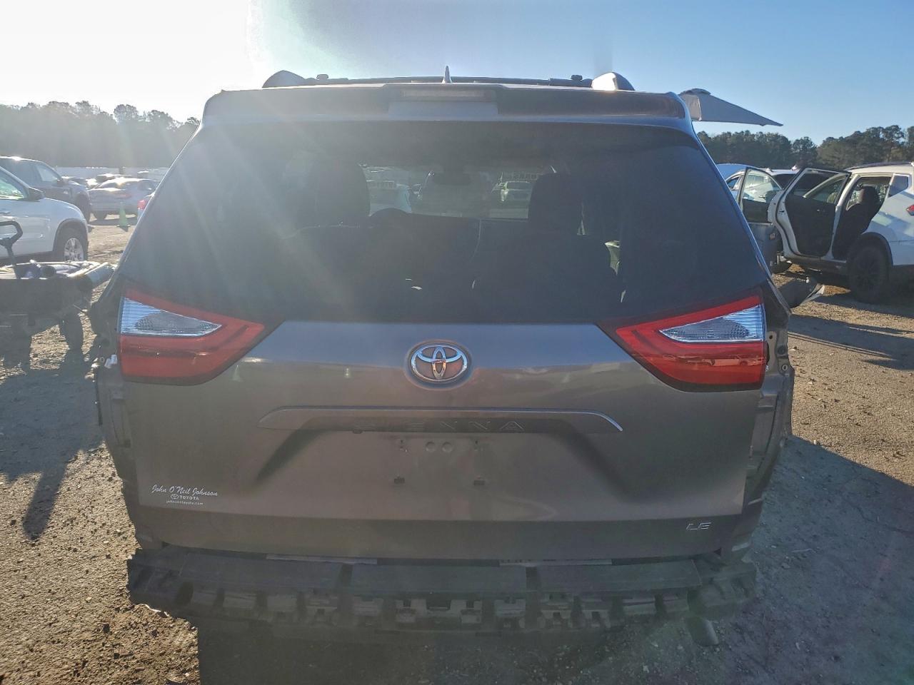 Toyota Sienna Le Image 12