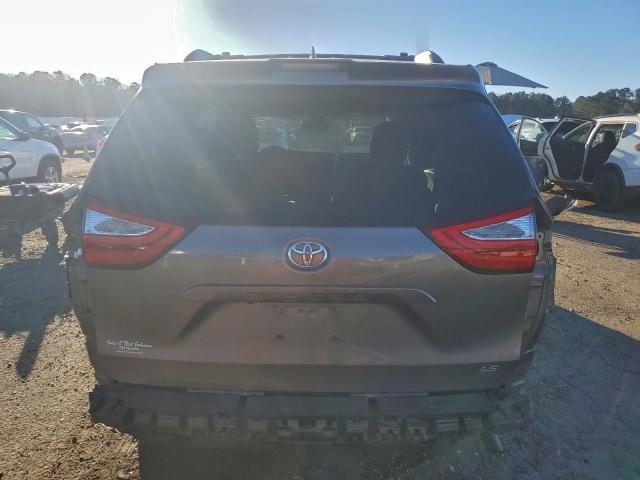 Toyota Sienna Le Image 12