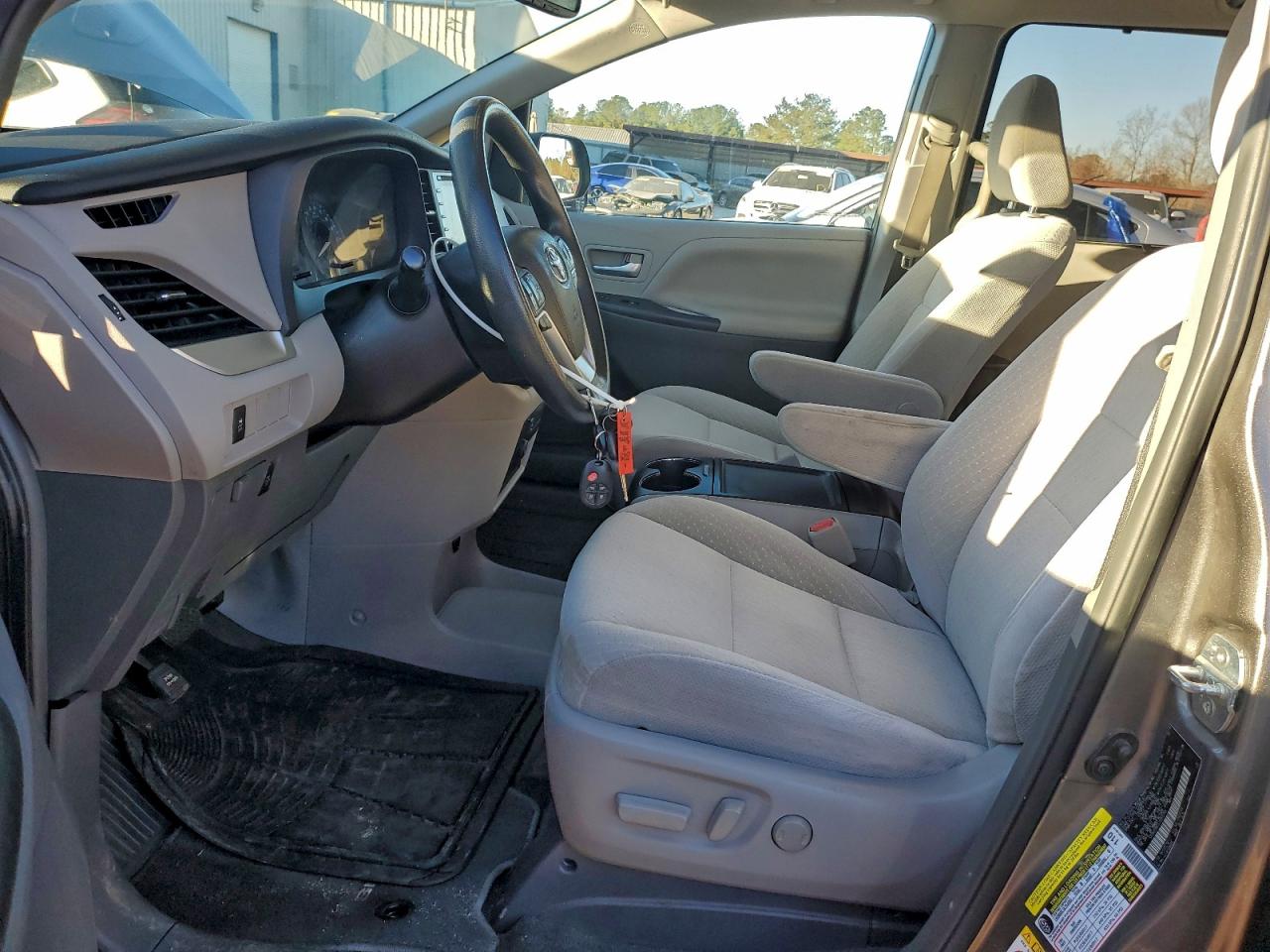 Toyota Sienna Le Image 6