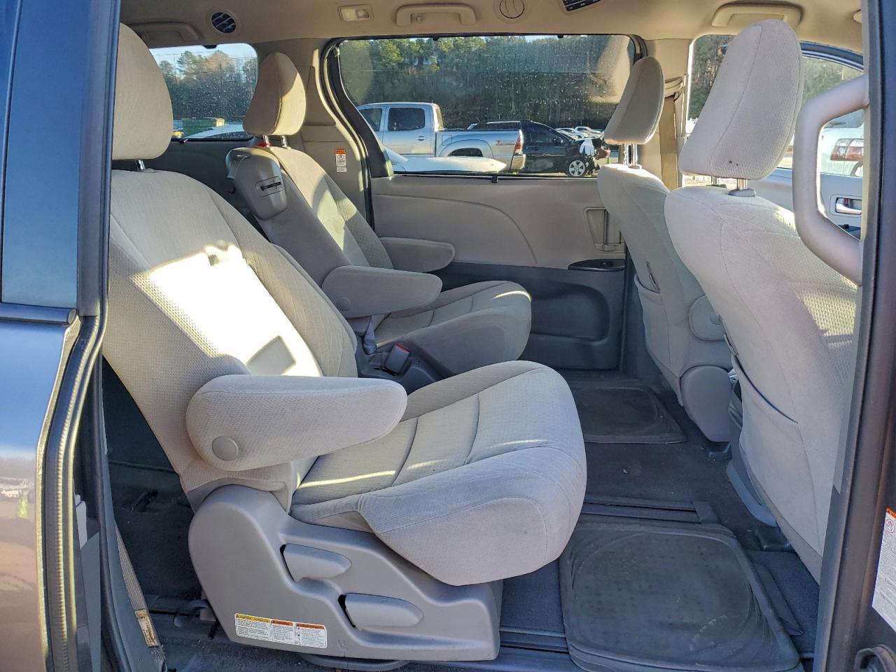 Toyota Sienna Le Image 4