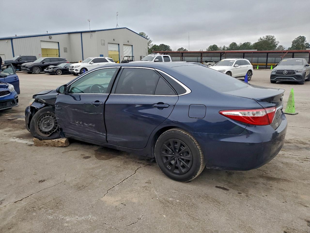 Toyota Camry Le Image 4