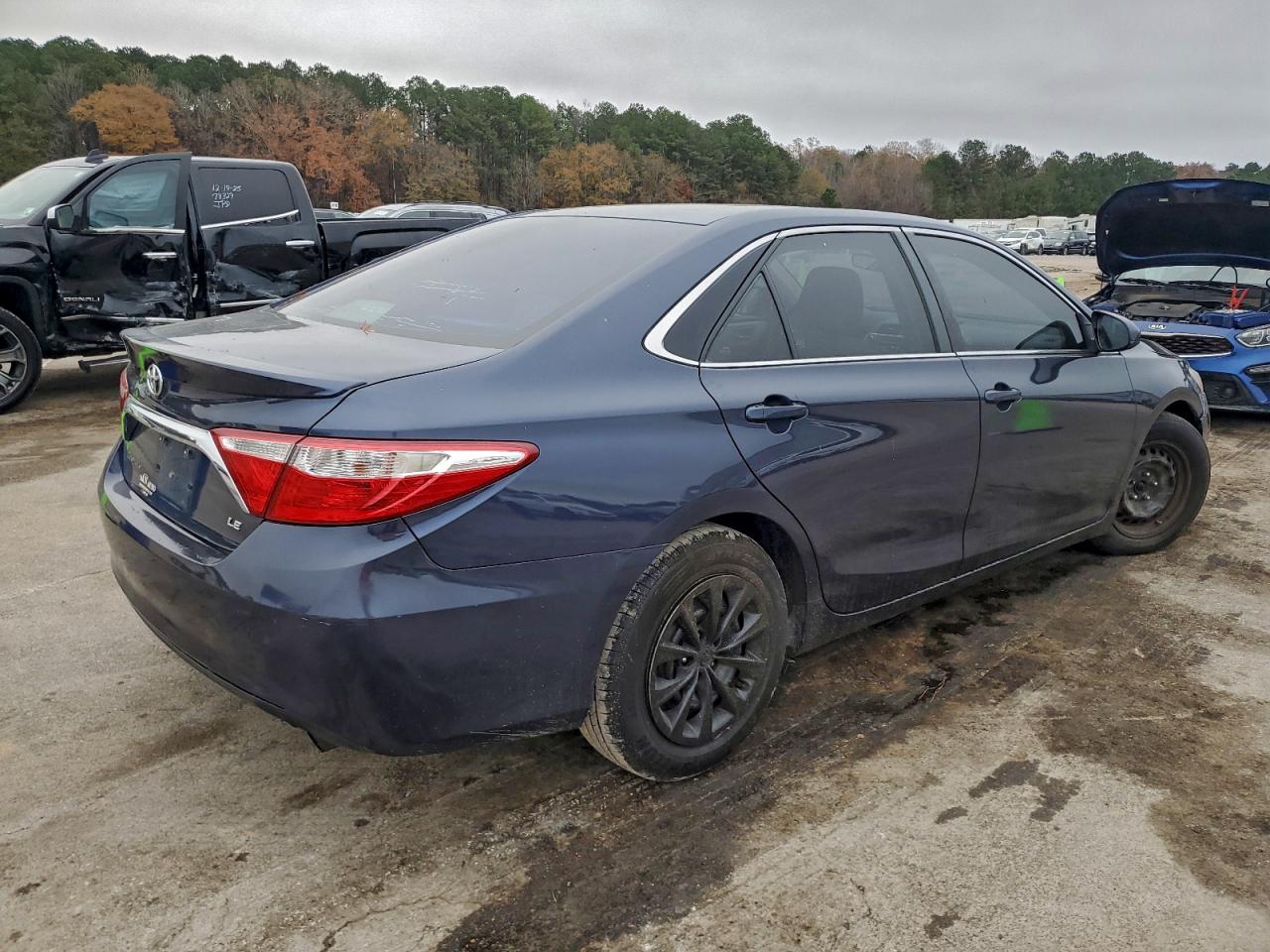 Toyota Camry Le Image 10