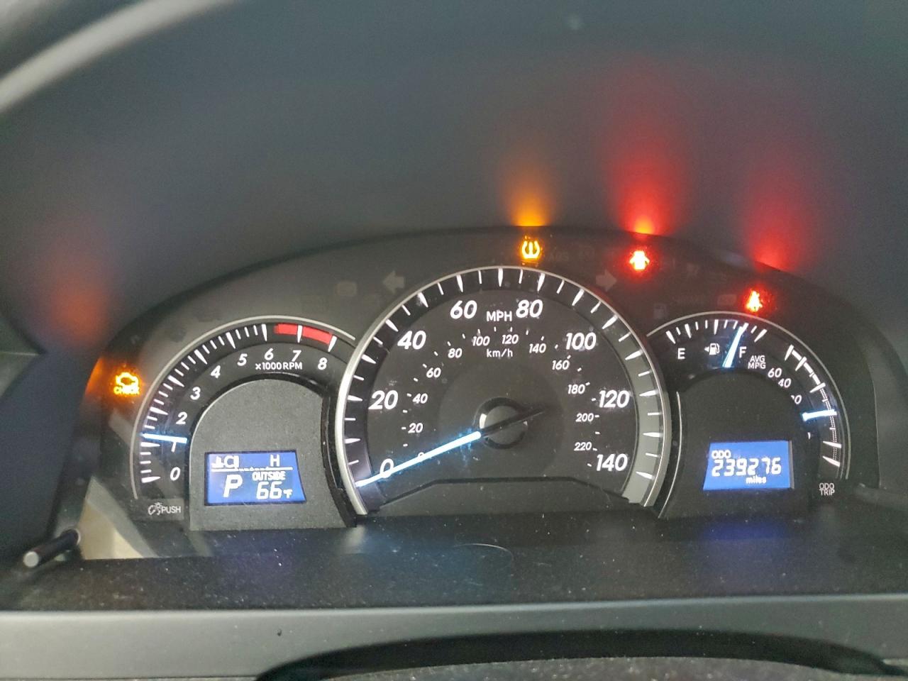 Toyota Camry Le Image 12