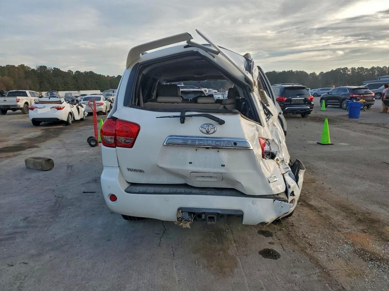 Toyota Sequoia Limited Image 6