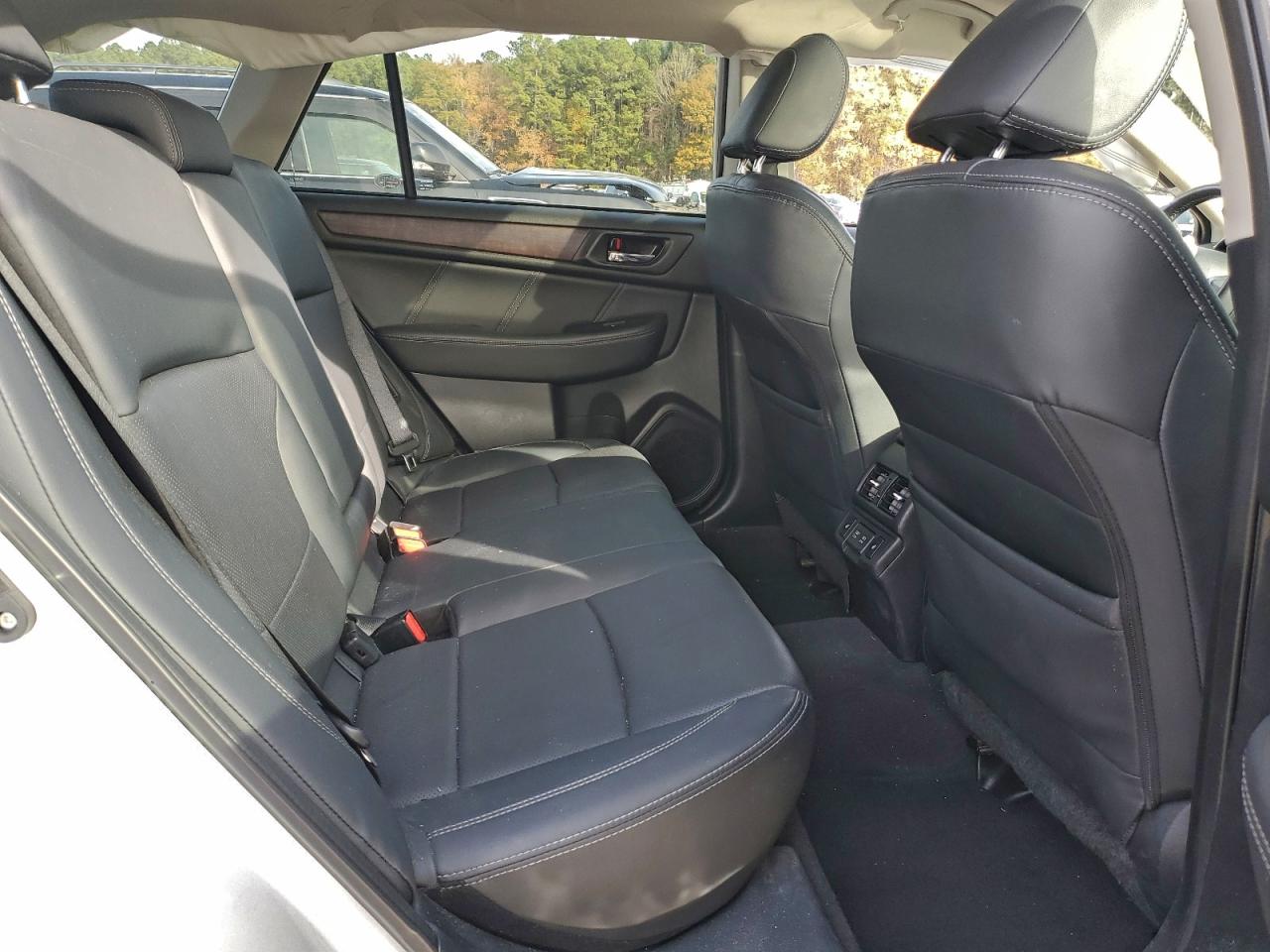 Subaru Outback 2.5i Limited Image 12