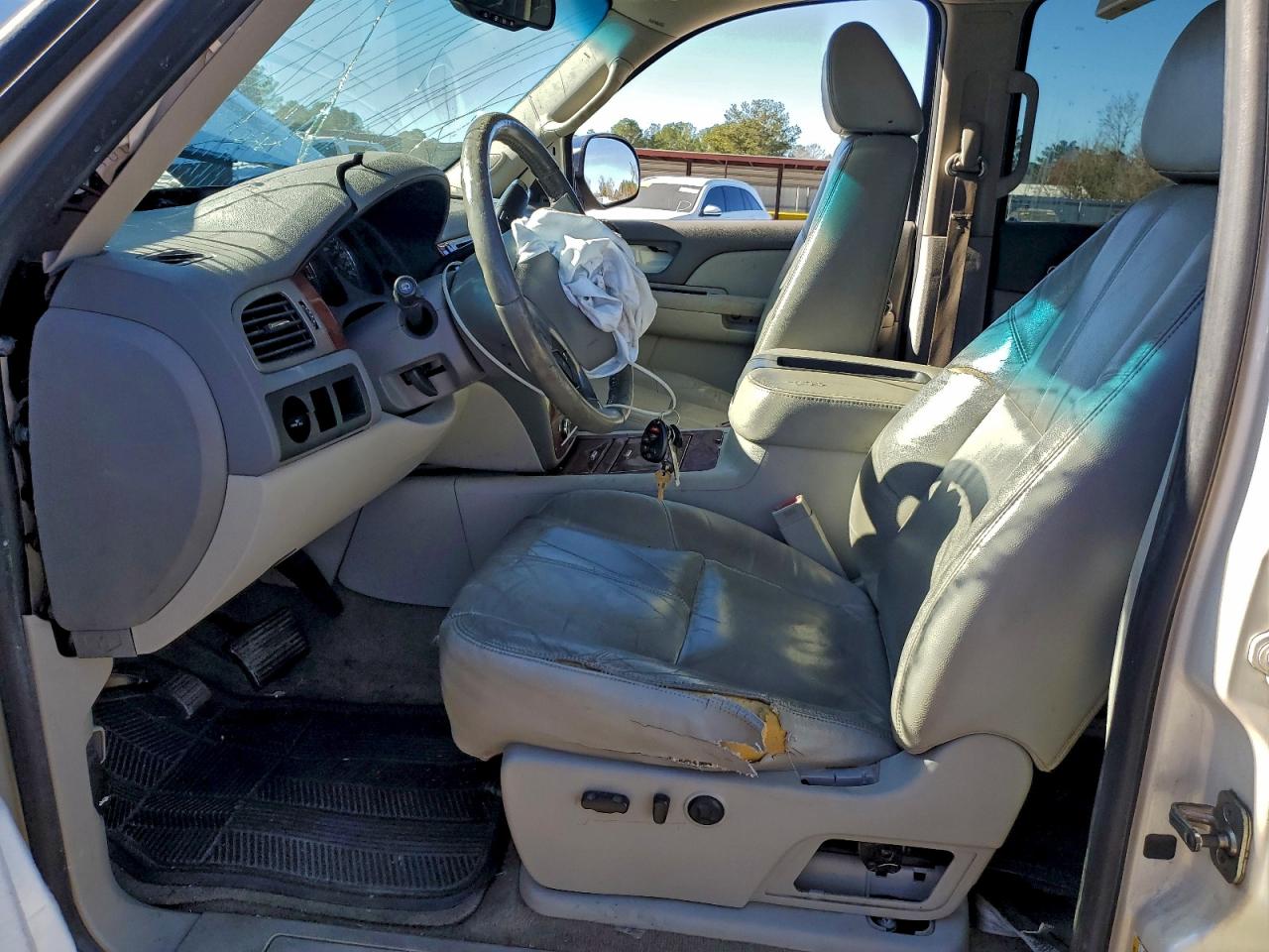 Chevrolet Tahoe C1500 Ltz Image 11
