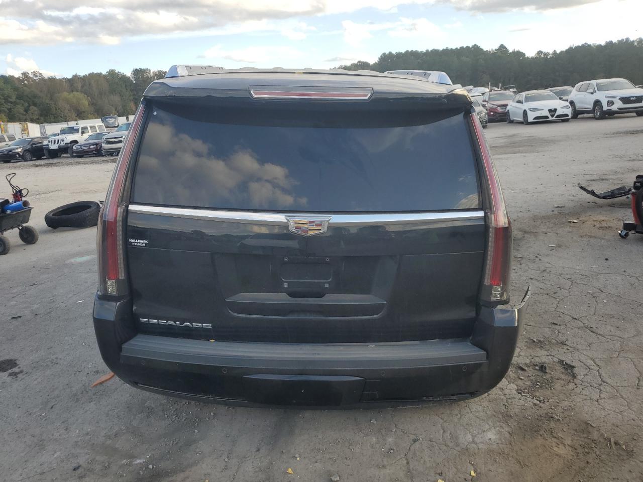 Cadillac Escalade Luxury Image 8