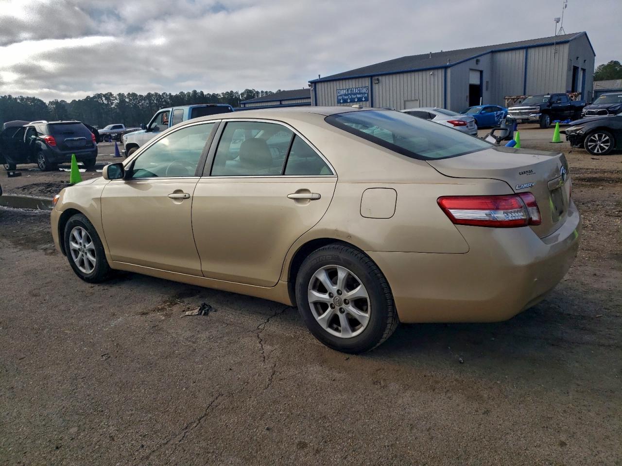 Toyota Camry Base Image 4