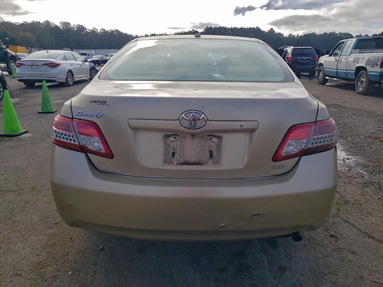 Toyota Camry Base Image 3